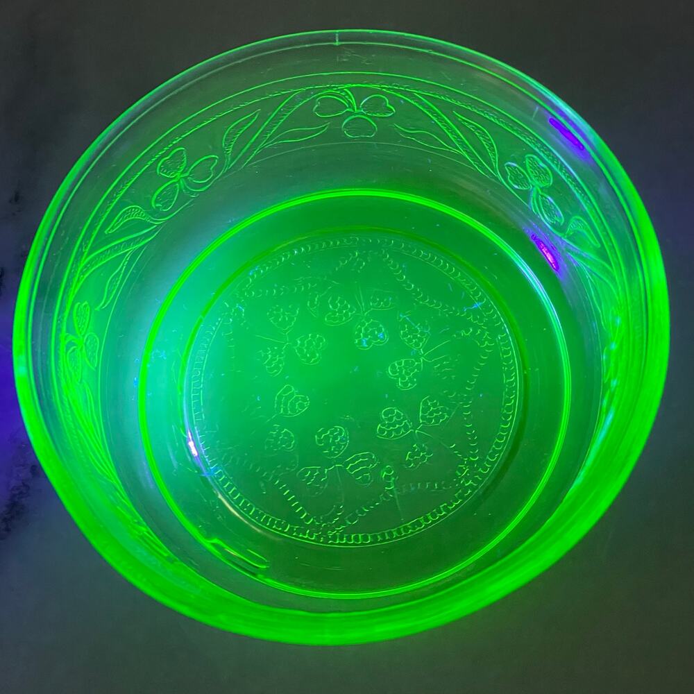 Hazel Atlas Green Cloverleaf Glass Bowl Uranium Fruit Dish Etched Shamrock READ